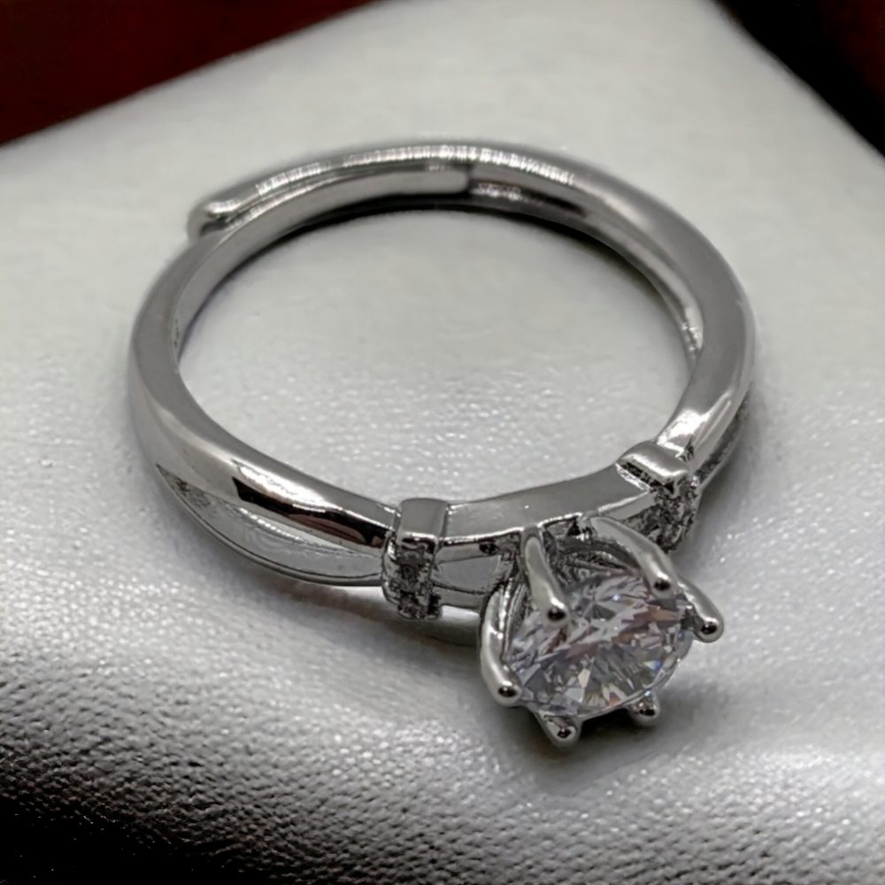 Platinum pt950 ring with cubic zirconia